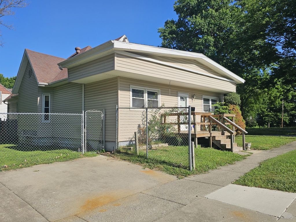 Image 2 of property listing at 401 S 20th Street, Mt Vernon, IL 62864