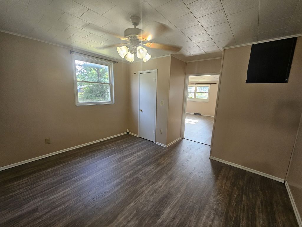 Image 11 of property listing at 401 S 20th Street, Mt Vernon, IL 62864