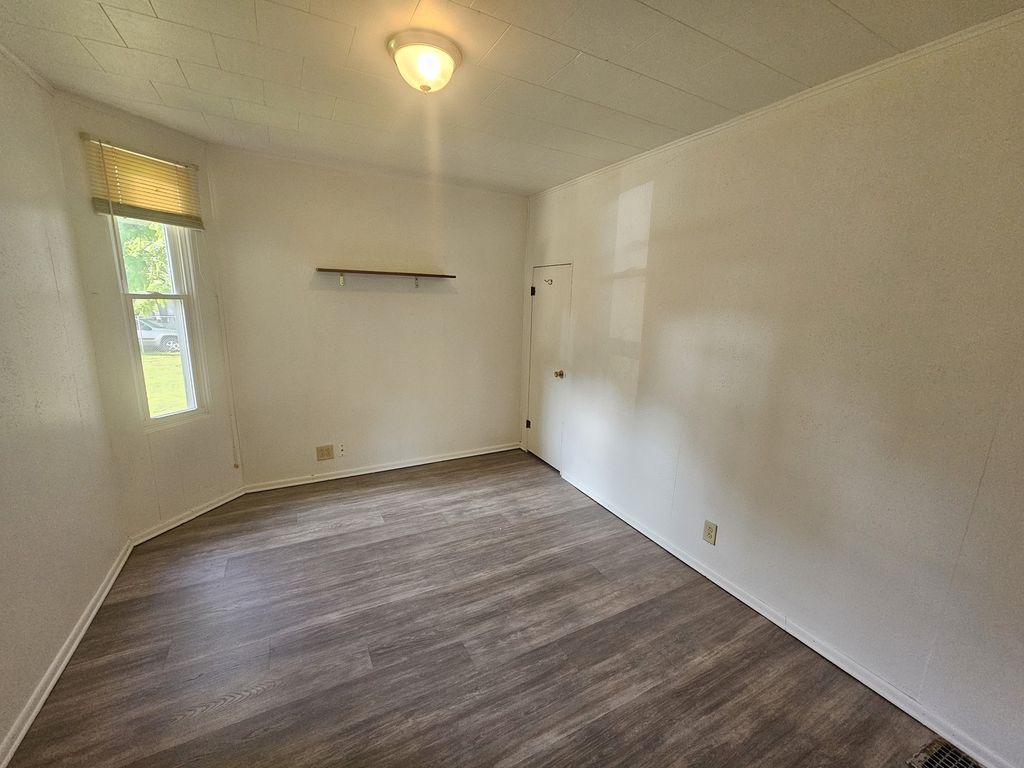 Image 12 of property listing at 401 S 20th Street, Mt Vernon, IL 62864