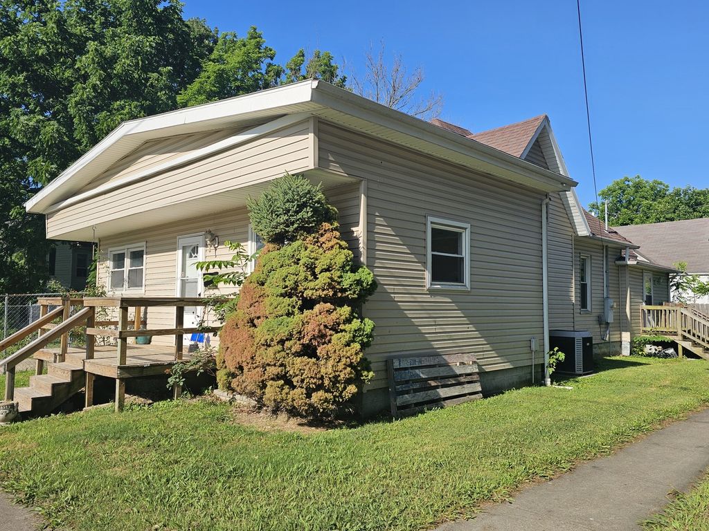 Image 3 of property listing at 401 S 20th Street, Mt Vernon, IL 62864
