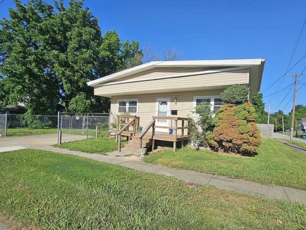 Image 4 of property listing at 401 S 20th Street, Mt Vernon, IL 62864