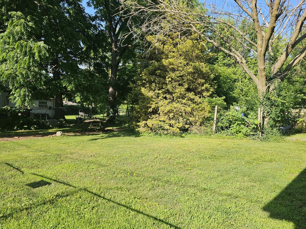 Image 5 of property listing at 401 S 20th Street, Mt Vernon, IL 62864