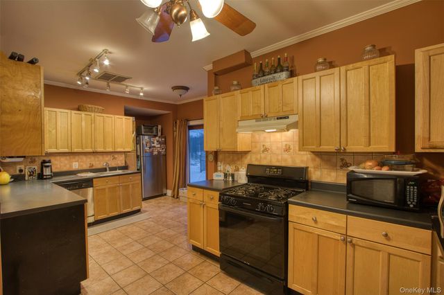 165 Round Hill Road, Washingtonville, NY 10992