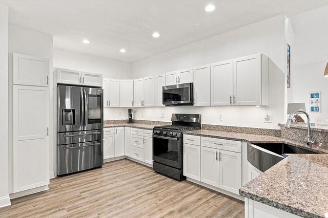 208 Crownshield Ave 208, Uxbridge, MA 01569