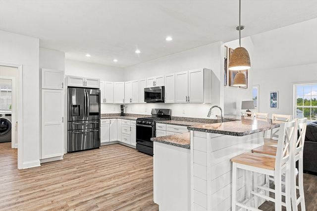 208 Crownshield Ave 208, Uxbridge, MA 01569