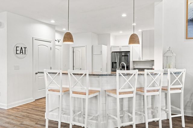 208 Crownshield Ave 208, Uxbridge, MA 01569