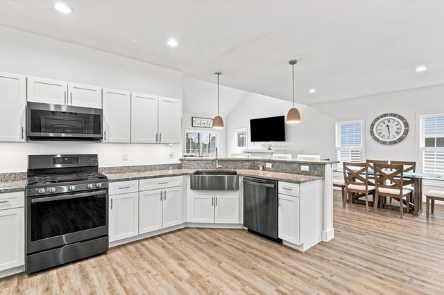 208 Crownshield Ave 208, Uxbridge, MA 01569