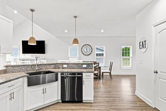 208 Crownshield Ave 208, Uxbridge, MA 01569