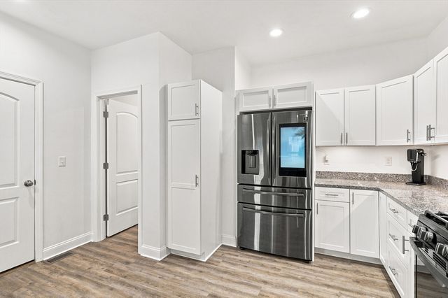 208 Crownshield Ave 208, Uxbridge, MA 01569