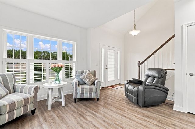 208 Crownshield Ave 208, Uxbridge, MA 01569