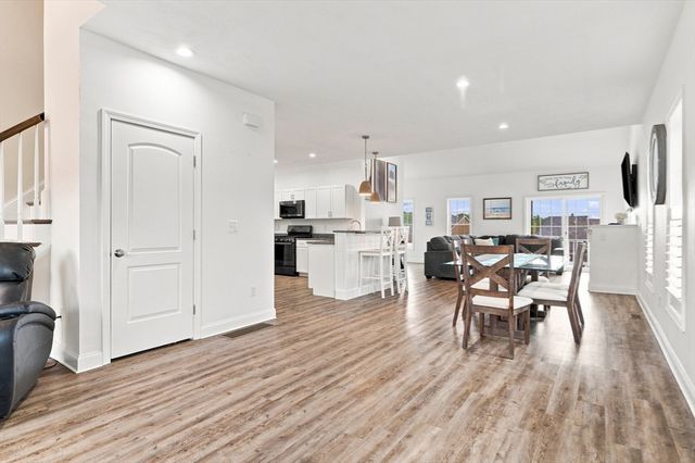 208 Crownshield Ave 208, Uxbridge, MA 01569