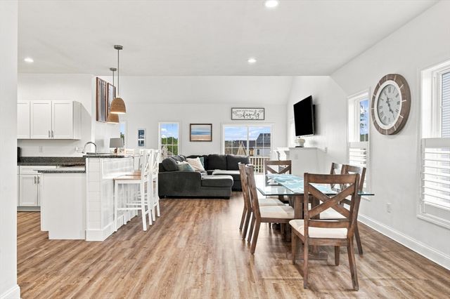 208 Crownshield Ave 208, Uxbridge, MA 01569