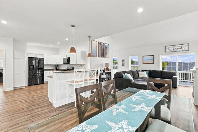 208 Crownshield Ave 208, Uxbridge, MA 01569