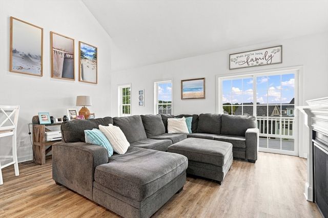 208 Crownshield Ave 208, Uxbridge, MA 01569