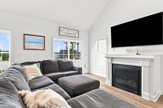 208 Crownshield Ave 208, Uxbridge, MA 01569