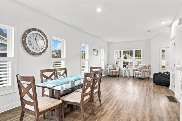 208 Crownshield Ave 208, Uxbridge, MA 01569