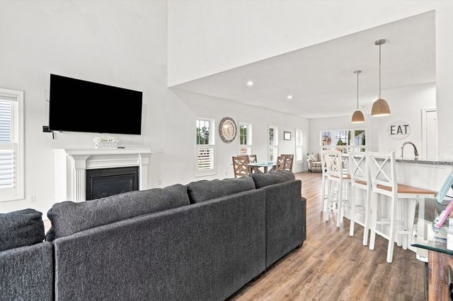 208 Crownshield Ave 208, Uxbridge, MA 01569