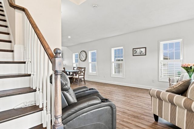 208 Crownshield Ave 208, Uxbridge, MA 01569
