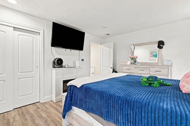 208 Crownshield Ave 208, Uxbridge, MA 01569