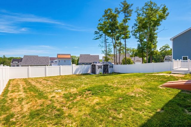 208 Crownshield Ave 208, Uxbridge, MA 01569
