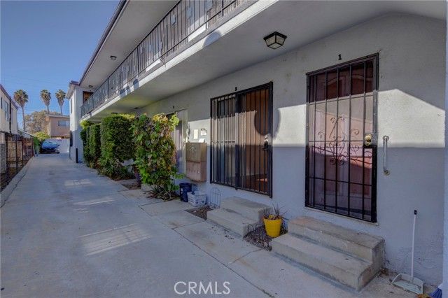 2615 Chariton Street, Los Angeles, CA 90034