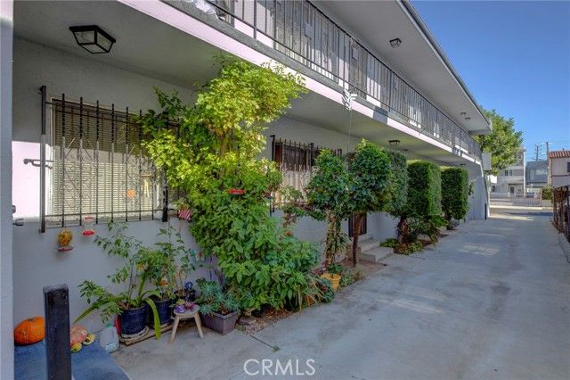 2615 Chariton Street, Los Angeles, CA 90034