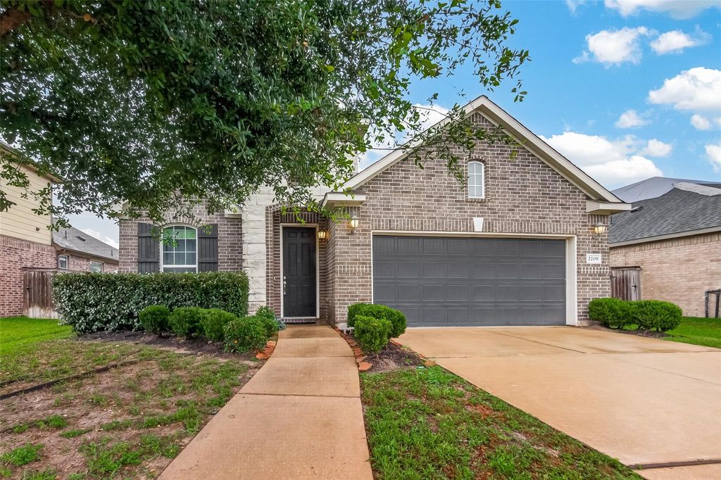 2209 Hidden Meadow Lane, Pearland, TX 77089