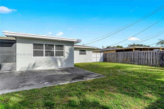 7430 Taylor St, Hollywood, FL 33024