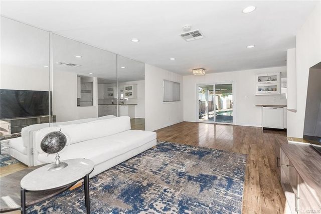 8827 Sylmar, Los Angeles, CA 91402