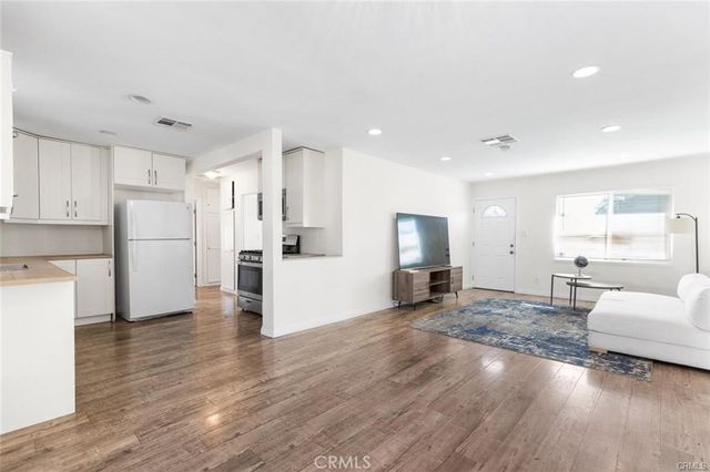 8827 Sylmar, Los Angeles, CA 91402