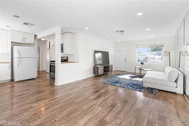 8827 Sylmar, Los Angeles, CA 91402