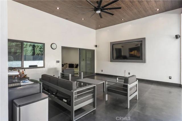 2240 N Parish, Burbank, CA 91504
