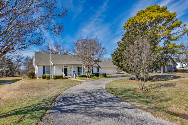 128 San Chez Drive, Lake Kiowa, TX 76240