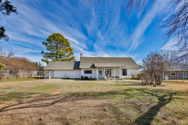 128 San Chez Drive, Lake Kiowa, TX 76240