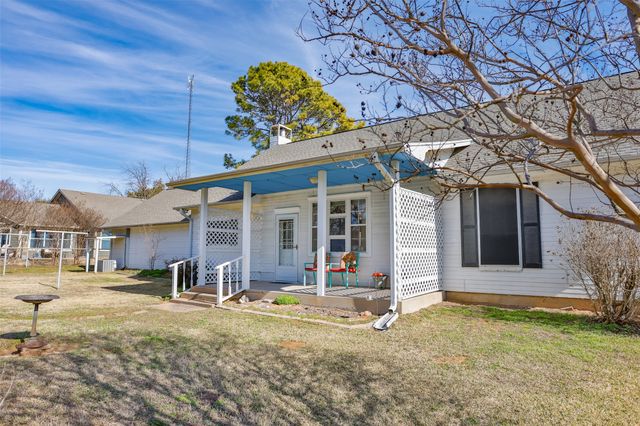 128 San Chez Drive, Lake Kiowa, TX 76240