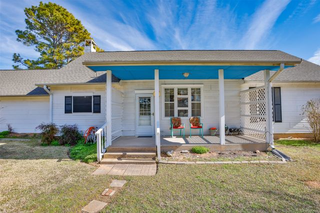 128 San Chez Drive, Lake Kiowa, TX 76240