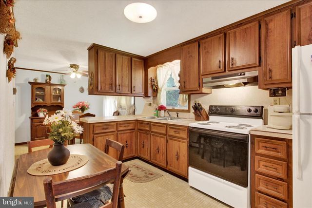 10 CHERRY CT, New Oxford, PA 17350