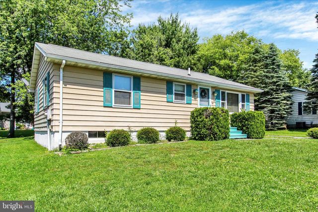10 CHERRY CT, New Oxford, PA 17350