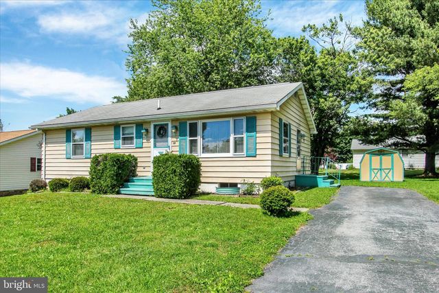 10 CHERRY CT, New Oxford, PA 17350