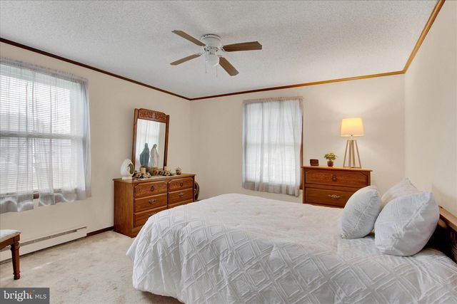 10 CHERRY CT, New Oxford, PA 17350