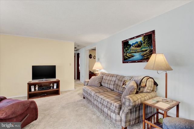 10 CHERRY CT, New Oxford, PA 17350