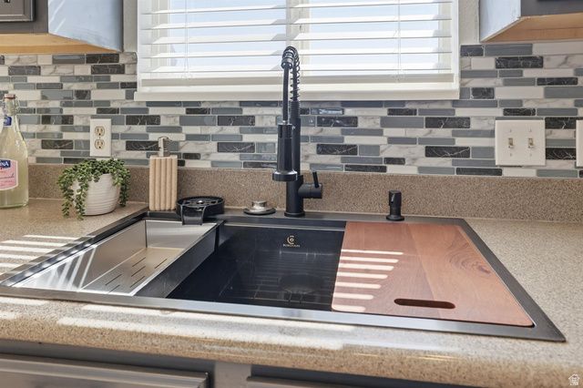 7553 S VALLEY MAPLE DR, West Jordan, UT 84081