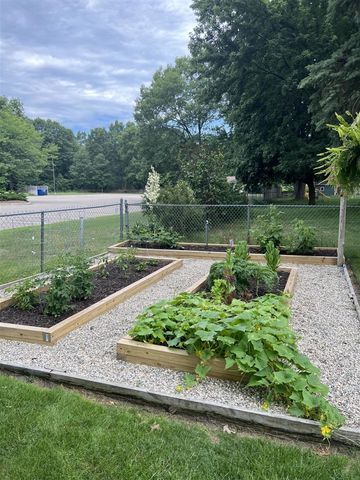 2441 N Division Avenue, Holland, MI 49424