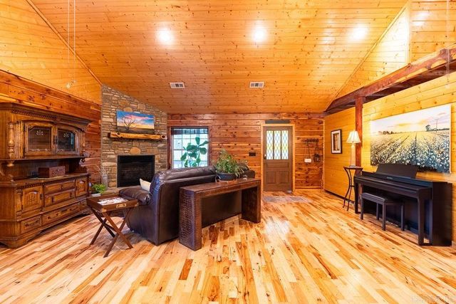 105 Green Meadow Road, Mountain View, AR 72560