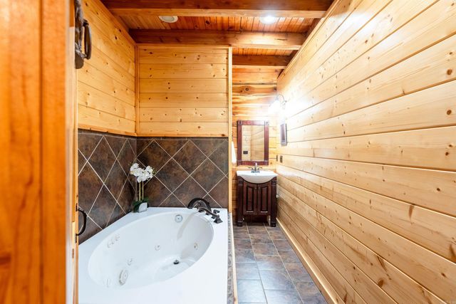 105 Green Meadow Road, Mountain View, AR 72560