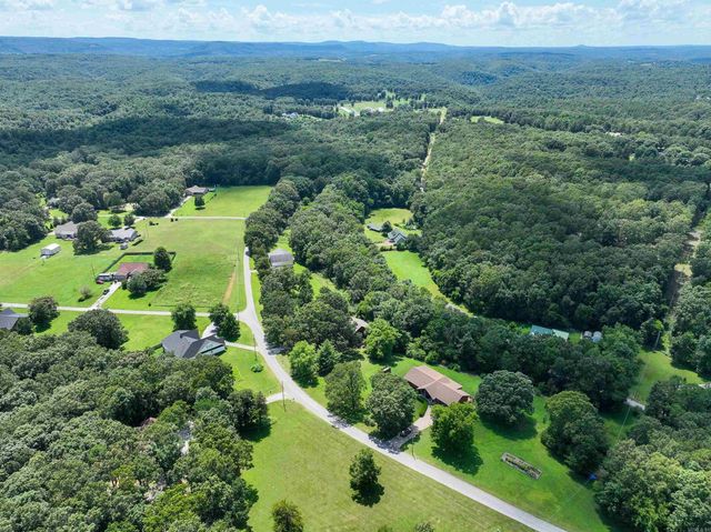 105 Green Meadow Road, Mountain View, AR 72560