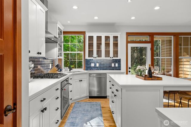 10173 NE Garibaldi Loop, Bainbridge Island, WA 98110