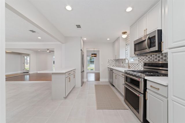 10206 Oakpoint Drive, Houston, TX 77043