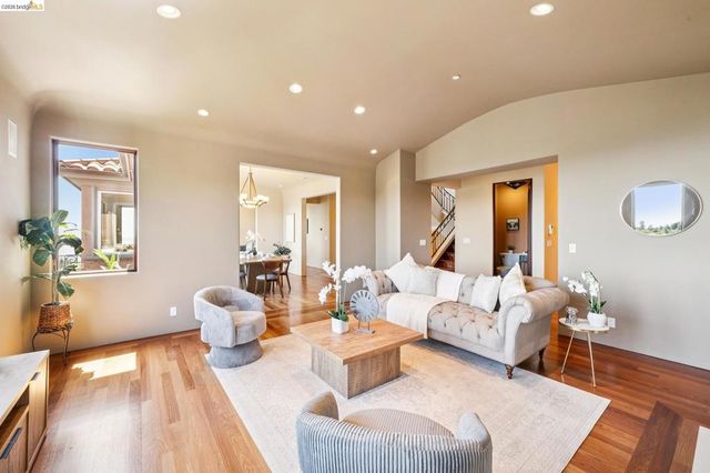 6611 Elverton Dr, Oakland, CA 94611