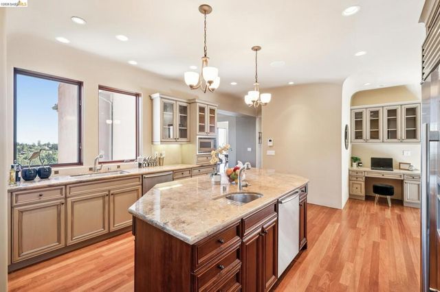 6611 Elverton Dr, Oakland, CA 94611